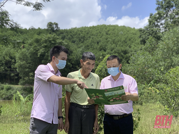 Cán bộ NHCSXH huyện Như Xuân kiểm tra tình hình sử dụng vốn vay của hộ vay tại xã Bình Lương Cán bộ NHCSXH huyện Như Xuân kiểm tra tình hình sử dụng vốn vay của hộ vay tại xã Bình Lương