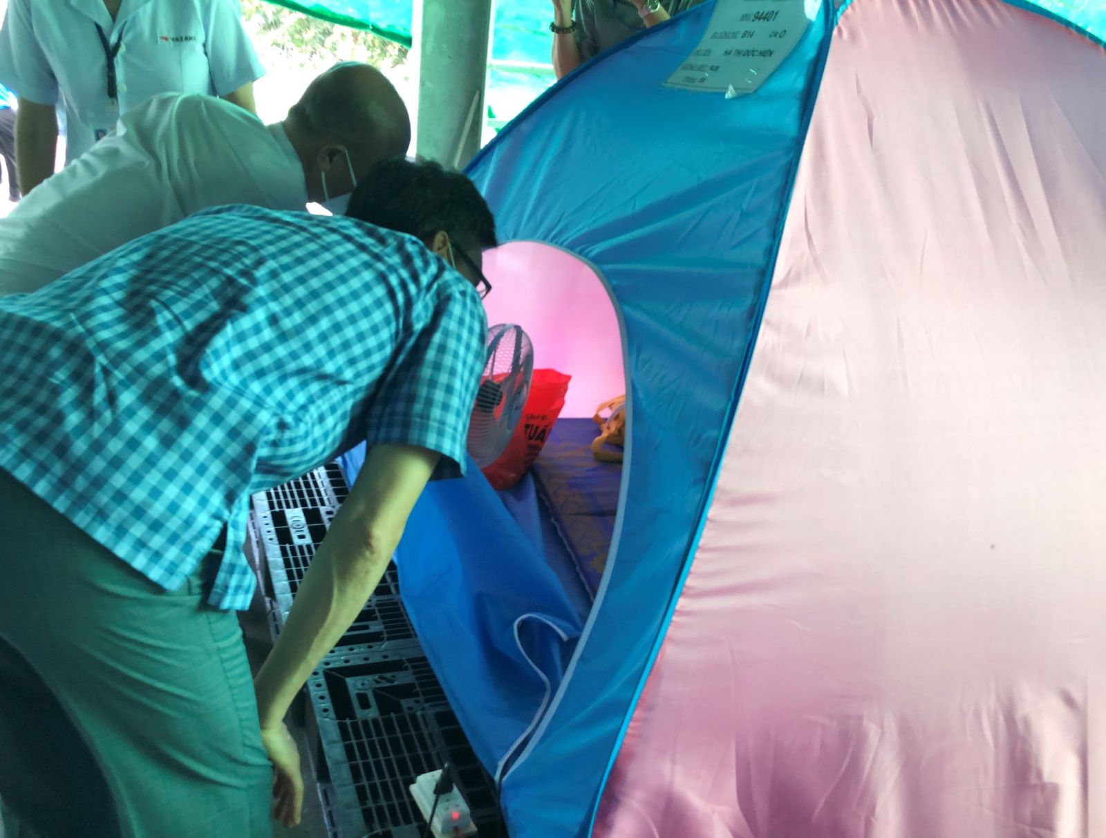 Phó Thủ tướng Vũ Đức Đam thăm nơi ăn, ở của công nhân tại Công ty TNHH Yazaki EDS Việt Nam Phó Thủ tướng Vũ Đức Đam thăm nơi ăn, ở của công nhân tại Công ty TNHH Yazaki EDS Việt Nam