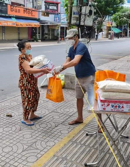 Hội đồng hương Quảng Ng&amp;atilde;i hỗ trợ b&amp;agrave; con v&amp;ugrave;ng dịch vượt qua kh&amp;oacute; khăn do ảnh hưởng của dịch covid