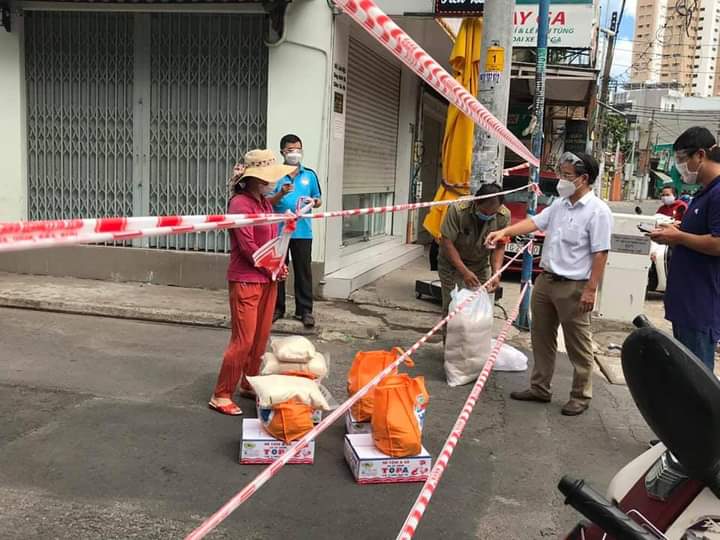 Hỗ trợ nhu yếu phẩm cho b&amp;agrave; con khu phong tỏa