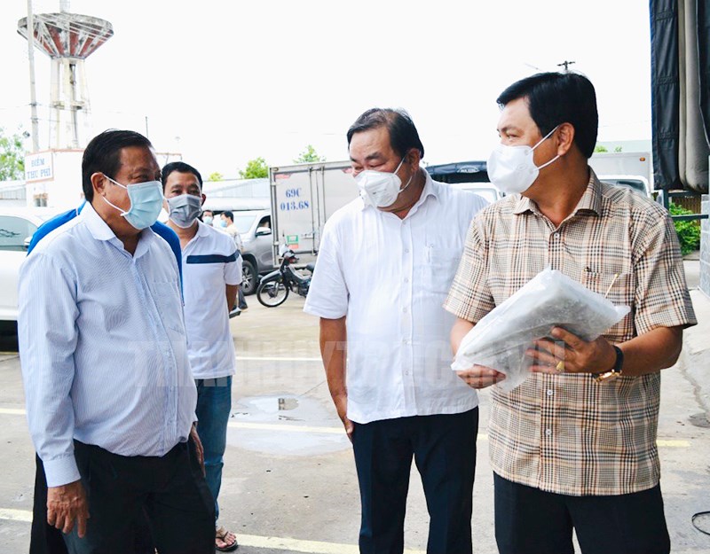 B&amp;iacute; thư Tỉnh ủy, Chủ tịch HĐND tỉnh C&amp;agrave; Mau Nguyễn Tiến Hải v&amp;agrave; Chủ tịch Ủy ban MTTQ Việt Nam tỉnh Trần Văn Hiện đến tận nơi kiểm tra h&amp;agrave;ng trước khi chuyển đến người d&amp;acirc;n TPHCM