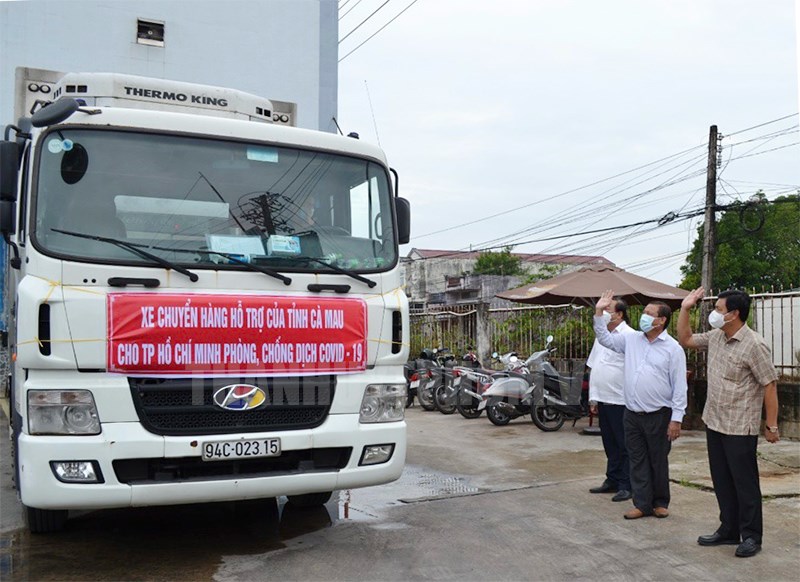 B&amp;iacute; thư Tỉnh ủy, Chủ tịch HĐND tỉnh C&amp;agrave; Mau Nguyễn Tiến Hải v&amp;agrave; Chủ tịch Ủy ban MTTQ Việt Nam tỉnh Trần Văn Hiện đến tận nơi kiểm tra h&amp;agrave;ng trước khi chuyển đến người d&amp;acirc;n TPHCM.