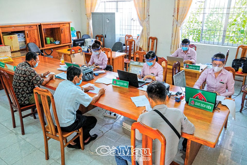 Giao dịch v&amp;agrave; giải ng&amp;acirc;n vốn tại UBND x&amp;atilde;, tạo điều kiện cho người d&amp;acirc;n tiếp cận nguồn vốn t&amp;iacute;n dụng ch&amp;iacute;nh s&amp;aacute;ch