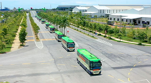 Đo&amp;agrave;n xe Thaco xuất ph&amp;aacute;t v&amp;agrave;o TOP.HCM đ&amp;oacute;n người d&amp;acirc;n về qu&amp;ecirc;.
