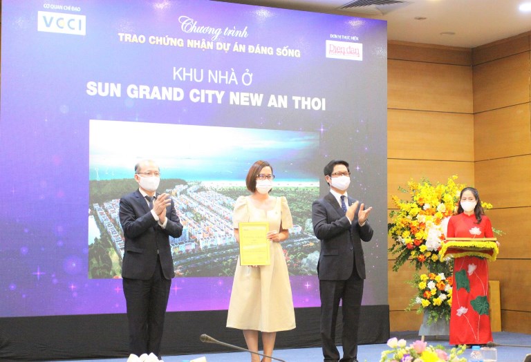 Bà Nguy&amp;ecirc;̃n Ngọc Thúy Linh &amp;ndash; Phó T&amp;ocirc;̉ng Giám đ&amp;ocirc;́c thường trực Sun Property nh&amp;acirc;̣n các giải thưởng của chương trình &amp;ldquo;Dự án đáng s&amp;ocirc;́ng 2021&amp;rdquo;