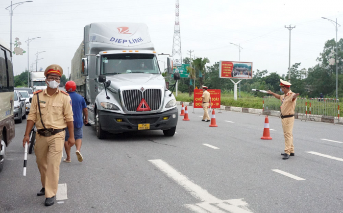 Chốt kiểm so&amp;aacute;t dịch bệnh tại n&amp;uacute;t cao tốc IC7 v&amp;agrave;o tỉnh Ph&amp;uacute; Thọ