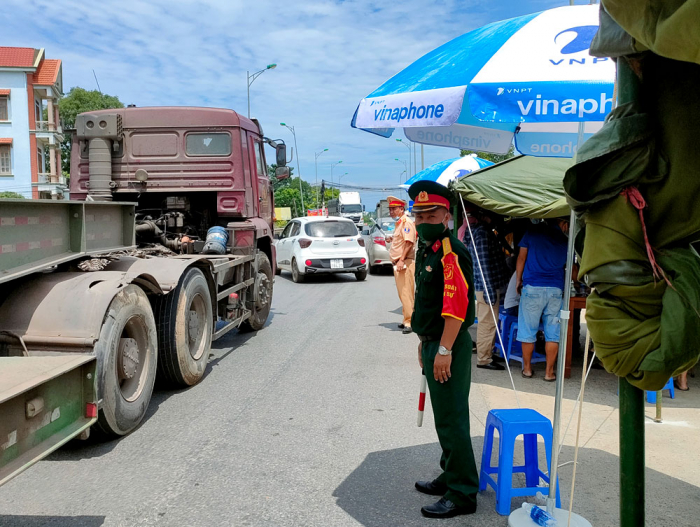 Lực lượng c&amp;ocirc;ng an, qu&amp;acirc;n đội phối hợp tại chốt ra v&amp;agrave;o tỉnh ở cầu Trung H&amp;agrave; huyện Tam n&amp;ocirc;ng
