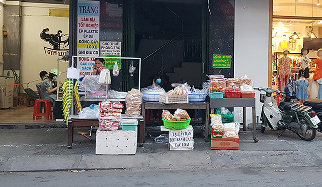 C&amp;aacute;c h&amp;agrave;ng qu&amp;aacute;n Đ&amp;agrave; Nẵng vẫn được hoạt động b&amp;aacute;n mang về, trừ những mặt h&amp;agrave;ng h&amp;oacute;a kh&amp;ocirc;ng thiết yếu.