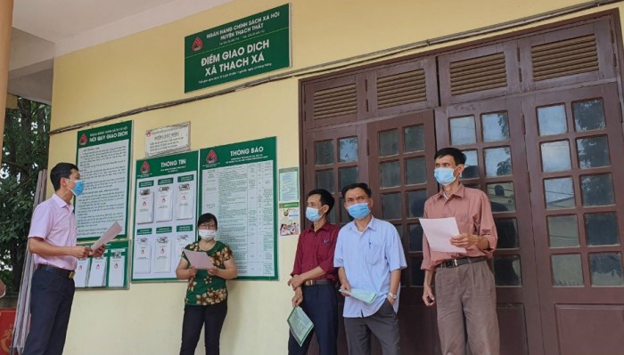 C&amp;aacute;n bộ NHCSXH huyện Thạch Thất tuy&amp;ecirc;n truyền tại Điểm giao dịch x&amp;atilde;