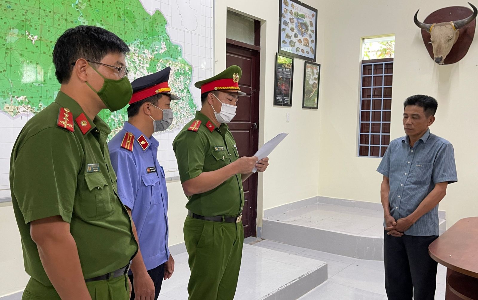 Cơ quan đi&amp;ecirc;̀u tra đọc lệnh bắt đối với &amp;ocirc;ng Hoàng C&amp;ocirc;ng Ý.