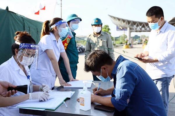 Tất cả người d&amp;acirc;n khi qua chốt đều bắt buộc phải thực hiện việc khai b&amp;aacute;o y tế v&amp;agrave; được nh&amp;acirc;n vi&amp;ecirc;n y tế đo th&amp;acirc;n nhiệt, kiểm tra sức khỏe