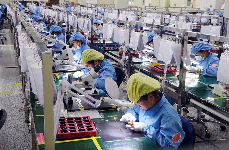Hoạt động sản xuất của nhiều doanh nghiệp chế biến, chế tạo bị gi&amp;aacute;n đoạn bởi Covid-19.