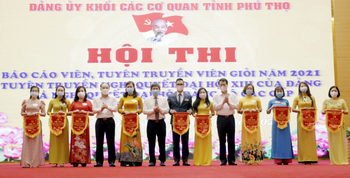 Lãnh đạo tỉnh Phú Thọ trao cờ lưu niệm cho các thí sinh dự thi Lãnh đạo tỉnh Phú Thọ trao cờ lưu niệm cho các thí sinh dự thi
