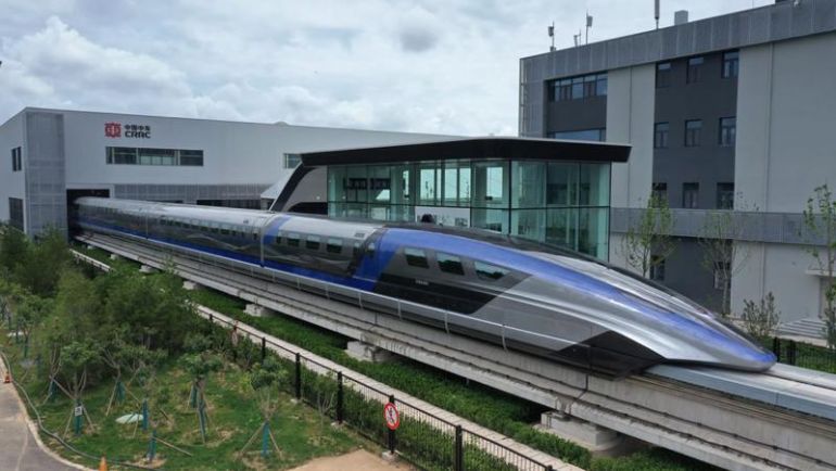 Với tốc độ tối đa l&amp;ecirc;n tới 600k/h t&amp;agrave;u cao tốc đệm từ (maglev)  vừa được ra mắt ở Trung Quốc được đ&amp;aacute;nh gi&amp;aacute; l&amp;agrave; phương tiện di chuyển đường bộ nhanh nhất h&amp;agrave;nh tinh