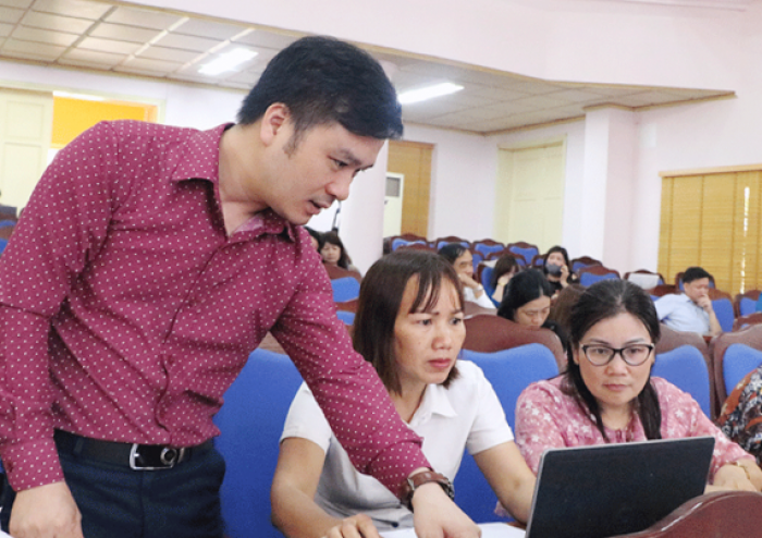 C&amp;aacute;n bộ sở TT&amp;amp;TT Ph&amp;uacute; Thọ hướng dẫn c&amp;aacute;n bộ huyện L&amp;acirc;m Thao th&amp;aacute;nh to&amp;aacute;n trực tuyến tr&amp;ecirc;n Cổng dịch vụ c&amp;ocirc;ng