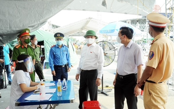 C&amp;aacute;c đồng ch&amp;iacute;: B&amp;iacute; thư Th&amp;agrave;nh ủy H&amp;agrave; Nội Đinh Tiến Dũng v&amp;agrave; Chủ tịch UBND TP, Trưởng ban chỉ đạo c&amp;ocirc;ng t&amp;aacute;c ph&amp;ograve;ng, chống dịch bệnh COVID-19 TP H&amp;agrave; Nội Chu Ngọc Anh thị s&amp;aacute;t, đ&amp;aacute;nh gi&amp;aacute; thực trạng hoạt động v&amp;agrave; chỉ đạo biện ph&amp;aacute;p ph&amp;acirc;n luồng từ xa, tr&amp;aacute;nh &amp;ugrave;n tắc giao th&amp;ocirc;ng tr&amp;ecirc;n c&amp;aacute;c tuyến đường cửa ng&amp;otilde; v&amp;agrave;o Thủ đ&amp;ocirc;