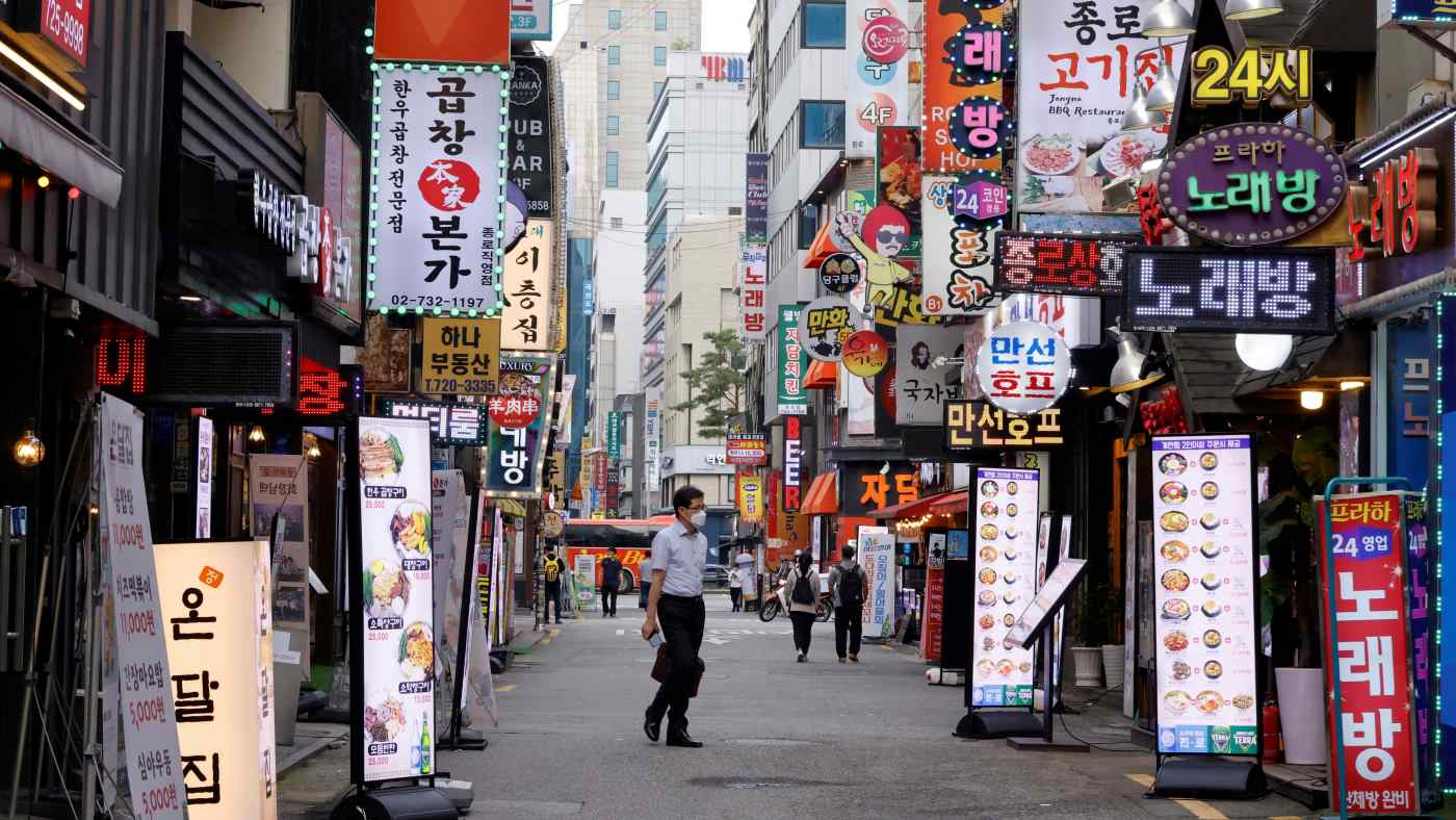 Một con phố ở Seoul trong đợt hồi sinh của coronavirus v&amp;agrave;o th&amp;aacute;ng Bảy. Ti&amp;ecirc;u d&amp;ugrave;ng th&amp;uacute;c đẩy nền kinh tế trong qu&amp;yacute; II nhưng c&amp;oacute; thể chậm lại trong qu&amp;yacute; III. &amp;copy; Reuters