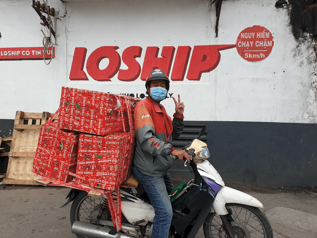 Một t&amp;agrave;i xế của Loship tr&amp;ecirc;n đường giao h&amp;agrave;ng giữa đại dịch