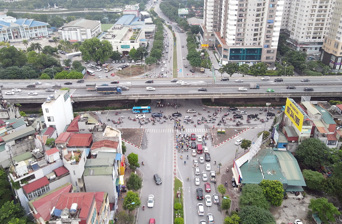 N&amp;uacute;t giao L&amp;ecirc; Văn Lương - V&amp;agrave;nh đại 3. Ảnh: Chung Lộc.