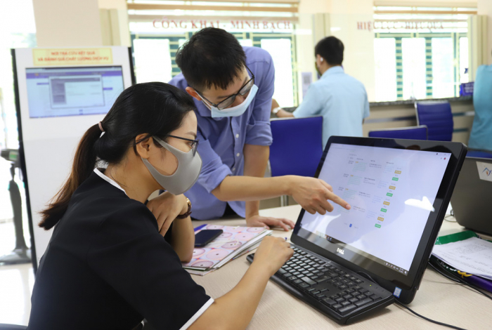 C&amp;aacute;n bộ Trung t&amp;acirc;m Phục vụ h&amp;agrave;nh ch&amp;iacute;nh c&amp;ocirc;ng tỉnh Ph&amp;uacute; Thọ hướng dẫn người d&amp;acirc;n k&amp;ecirc; khai, nộp hồ sơ điện tử