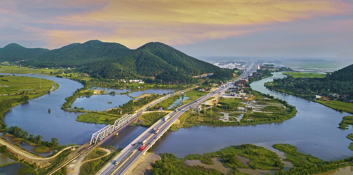 Với sự đầu tư đồng bộ về hạ tầng giao th&amp;ocirc;ng c&amp;ugrave;ng những ch&amp;iacute;nh s&amp;aacute;ch thu h&amp;uacute;t đầu tư hấp dẫn đ&amp;atilde; gi&amp;uacute;p Nghệ An vươn l&amp;ecirc;n trong nh&amp;oacute;m c&amp;aacute;c tỉnh dẫn đầu về năng lực cạnh tranh cấp tỉnh.