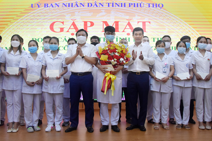 Ph&amp;oacute; chủ tịch UBND tỉnh Ph&amp;uacute; Thọ v&amp;agrave; Gi&amp;aacute;m đốc Sở Y tế tặng hoa, động vi&amp;ecirc;n đo&amp;agrave;n c&amp;ocirc;ng t&amp;aacute;c l&amp;ecirc;n đường gi&amp;uacute;p tỉnh B&amp;igrave;nh Dương
