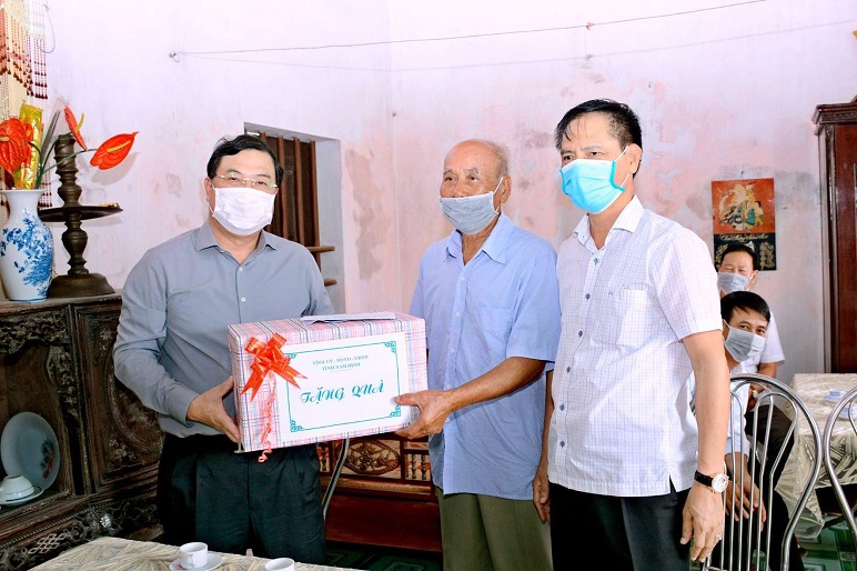 : Đồng chí Phạm Gia Túc, Ủy viên BCH Trung ương Đảng, Bí thư Tỉnh ủy Nam Định (người bên trái) và ông Hoàng Đức Trọng, GĐ Sở LĐTBXH tnhr Nam Định, thăm, tặng quà ông Nguyễn Trọng Nghĩa, thương binh, xã Nam Tiến, huyện Nam Trực. : Đồng chí Phạm Gia Túc, Ủy viên BCH Trung ương Đảng, Bí thư Tỉnh ủy Nam Định (người bên trái) và ông Hoàng Đức Trọng, GĐ Sở LĐTBXH tnhr Nam Định, thăm, tặng quà ông Nguyễn Trọng Nghĩa, thương binh, xã Nam Tiến, huyện Nam Trực.