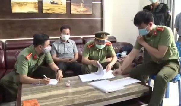 Cơ quan chưc năng thực hiện bắt tạm giam Trần Xu&amp;acirc;n Long - Ch&amp;aacute;nh văn ph&amp;ograve;ng Cảng h&amp;agrave;ng kh&amp;ocirc;ng quốc tế Ph&amp;uacute; B&amp;agrave;i