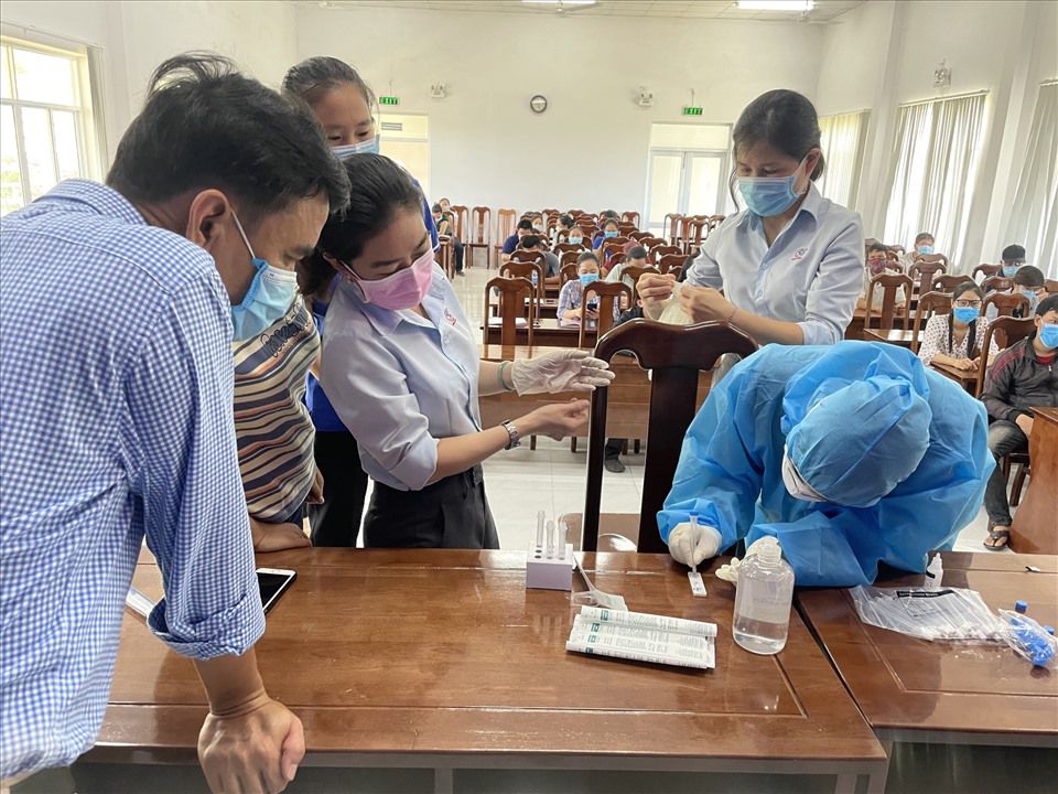 C&amp;aacute;n bộ Trung t&amp;acirc;m Kiểm so&amp;aacute;t Bệnh tật tỉnh Kh&amp;aacute;nh Ho&amp;agrave; đang hướng dẫn đội ngũ l&amp;agrave;m y tế tại c&amp;aacute;c doanh nghiệp thực hiện test nhanh COVID-19. Ảnh: Thanh Nh&amp;agrave;n