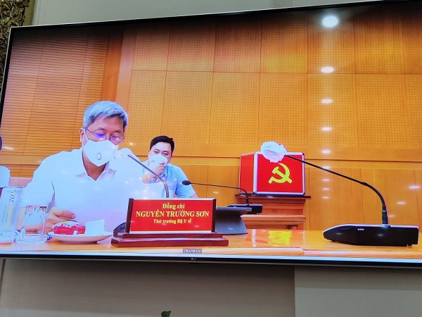 Thứ trưởng Bộ Y tế Nguyễn Trường Sơn lưu &amp;yacute;: Th&amp;agrave;nh phố cần thi&amp;ecirc;t lập một trung t&amp;acirc;m điều phối, hỗ trợ c&amp;aacute;c Trung t&amp;acirc;m Hồi sức t&amp;iacute;ch cực để mọi hoạt động được nhịp nh&amp;agrave;ng, hiệu quả trong điều trị bệnh nh&amp;acirc;n nặng