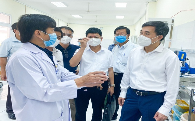 Thứ trưởng Bộ Y tế Trần Văn Thuấn thăm khu điều trị bệnh nh&amp;acirc;n Covid-19 tại cơ sở 2 Bệnh viện Đa khoa tỉnh.