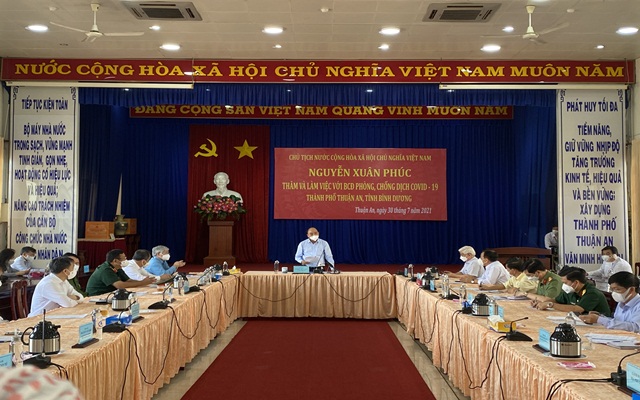 Chủ tịch nước Nguyễn Xu&amp;acirc;n Ph&amp;uacute;c ph&amp;aacute;t biểu chỉ đạo tại buổi l&amp;agrave;m việc v&amp;agrave; kiểm tra c&amp;ocirc;ng t&amp;aacute;c ph&amp;ograve;ng, chống dịch Covid-19 ở TP.Thuận An.