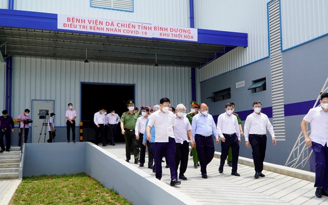Chủ tịch nước Nguyễn Xu&amp;acirc;n Ph&amp;uacute;c đi thăm bệnh viện B&amp;igrave;nh Dương khu Thới H&amp;ograve;a.