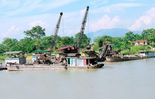 Nhiều năm qua, thực trạng khai th&amp;aacute;c c&amp;aacute;t tr&amp;aacute;i tr&amp;eacute;p tr&amp;ecirc;n s&amp;ocirc;ng L&amp;ocirc;, đoạn chảy qua Ph&amp;ugrave; Ninh (Ph&amp;uacute; Thọ) vẫn lu&amp;ocirc;n diễn biến phức tạp