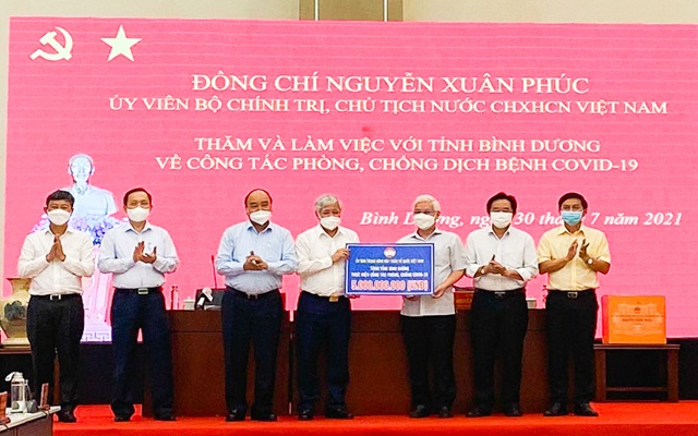 Chủ tịch nước Nguyễn Xu&amp;acirc;n Ph&amp;uacute;c trao bảng tượng trưng số tiền ủng hộ B&amp;igrave;nh Dương trong c&amp;ocirc;ng t&amp;aacute;c ph&amp;ograve;ng chống dịch.