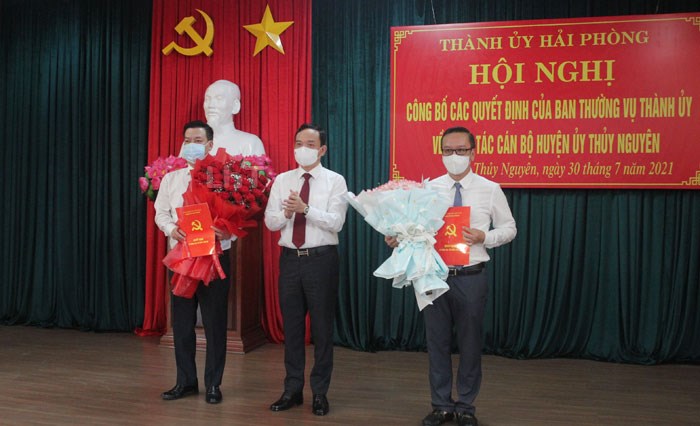 Đồng ch&amp;iacute; Trần Lưu Quang, B&amp;iacute; thư Th&amp;agrave;nh ủy trao Quyết định v&amp;agrave; tặng hoa cho đồng ch&amp;iacute; Phạm Văn Th&amp;eacute;p v&amp;agrave; đồng ch&amp;iacute; U&amp;ocirc;ng Minh Long