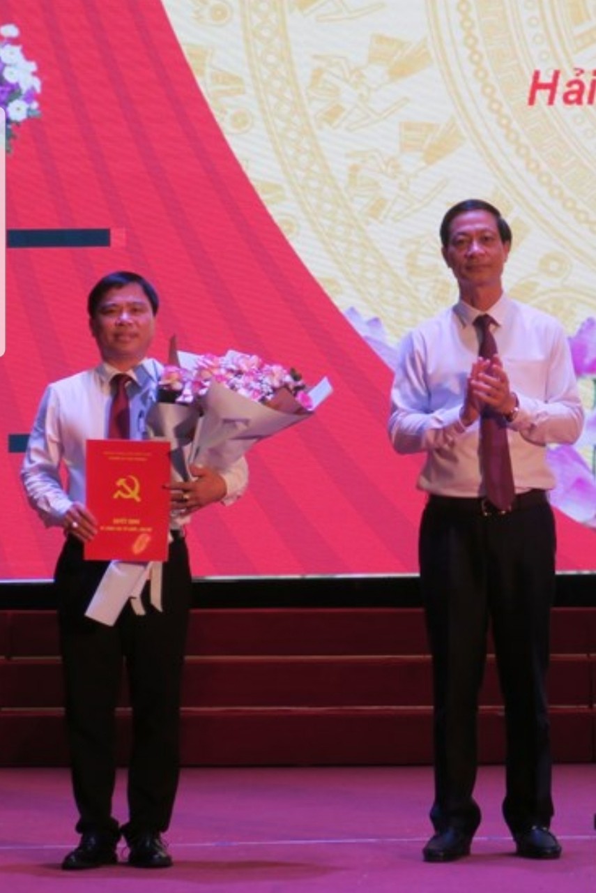 L&amp;atilde;nh đạo Th&amp;agrave;nh ủy trao Quyết định bổ nhiệm điều động đồng ch&amp;iacute; Dương Đ&amp;igrave;nh Ổn giữ chức Ph&amp;oacute; B&amp;iacute; thư Quận ủy Hải An