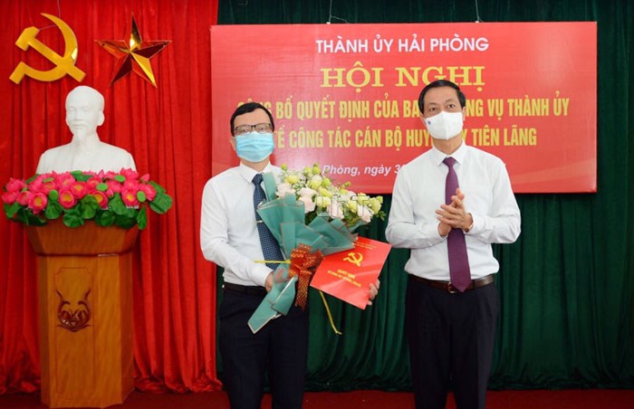 Đồng ch&amp;iacute; Đỗ Mạnh Hiến, Ph&amp;oacute; B&amp;iacute; thư Thường trực Th&amp;agrave;nh ủy trao Quyết định v&amp;agrave; tặng cho cho đồng ch&amp;iacute; B&amp;ugrave;i Th&amp;agrave;nh Cương