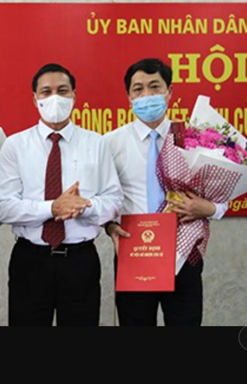Chủ tịch UBND th&amp;agrave;nh phố Nguyễn Văn T&amp;ugrave;ng trao Quyết định bổ nhiệm v&amp;agrave; tặng hoa ch&amp;uacute;c mừng đồng ch&amp;iacute; Đỗ Gia Kh&amp;aacute;nh