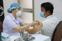 TPHCM: Không có hộ khẩu thường trú có được tiêm vắc xin?