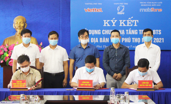L&amp;atilde;nh đạo Sở th&amp;ocirc;ng tin v&amp;agrave; Truyền th&amp;ocirc;ng tỉnh Ph&amp;uacute; Thọ chứng kiến lễ k&amp;yacute; kết của c&amp;aacute;c đơn vị d&amp;ugrave;ng trung trạm BTS tại Ph&amp;uacute; Thọ