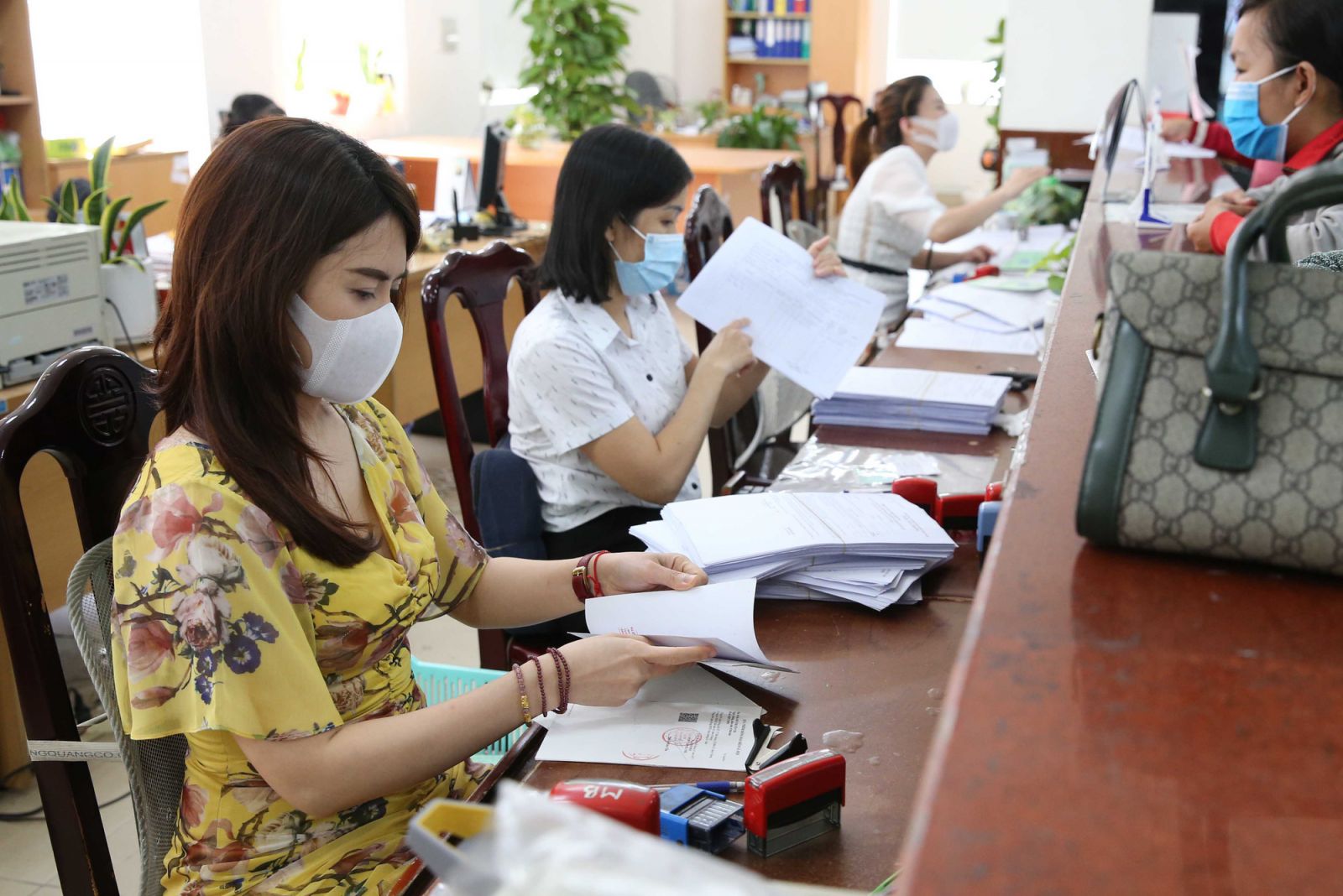 Trong th&amp;aacute;ng 8-2021 &amp;aacute;p dụng 5 ch&amp;iacute;nh s&amp;aacute;ch mới cho c&amp;aacute;n bộ c&amp;ocirc;ng chức, vi&amp;ecirc;n chức, người lao động