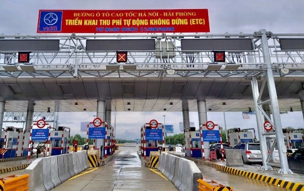 Thu ph&amp;iacute; kh&amp;ocirc;ng dừng tr&amp;ecirc;n c&amp;aacute;c trục đường cao tốc, quốc lộ kh&amp;ocirc;ng chỉ tiết kiệm thời gian, giảm &amp;ugrave;n tắc, giảm &amp;ocirc; nhiễm m&amp;ocirc;i trường m&amp;agrave; c&amp;ograve;n gi&amp;uacute;p tiết kiệm cho nh&amp;agrave; đầu tư BOT trong ch&amp;iacute; ph&amp;iacute; in v&amp;eacute;, chi ph&amp;iacute; nh&amp;acirc;n sự, chi ph&amp;iacute; bảo tr&amp;igrave; khu vực trạm thu ph&amp;iacute;, đồng thời tr&amp;aacute;nh được thất tho&amp;aacute;t (Ảnh minh họa)
