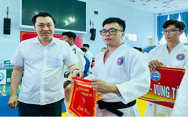 &amp;Ocirc;ng Cao Văn Ch&amp;oacute;ng &amp;ndash; Ph&amp;oacute; Gi&amp;aacute;m đốc Sở Văn h&amp;oacute;a, Thể thao v&amp;agrave; Du lịch tỉnh B&amp;igrave;nh Dương trao cờ lưu niệm cho c&amp;aacute;c đo&amp;agrave;n