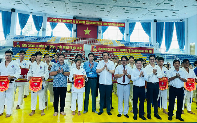 BTC, đại biểu chụp h&amp;igrave;nh lưu niệm với c&amp;aacute;c đo&amp;agrave;n