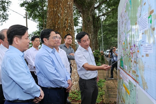 Thủ tướng Phạm Minh Ch&amp;iacute;nh khảo s&amp;aacute;t hướng tuyến dự &amp;aacute;n cao tốc Kh&amp;aacute;nh H&amp;ograve;a &amp;ndash; Bu&amp;ocirc;n Ma Thuột (Ảnh: VGP/Nhật Bắc)