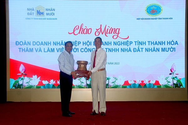 Hiệp hội Doanh nghiệp tỉnh Thanh H&amp;oacute;a tặng qu&amp;agrave; lưu niệm cho C&amp;ocirc;ng ty TNHH Nh&amp;agrave; đất Nh&amp;acirc;n Mười.