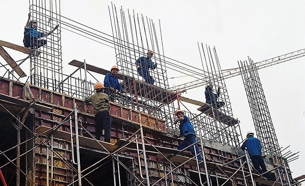 C&amp;ocirc;ng nh&amp;acirc;n l&amp;agrave;m việc thủ c&amp;ocirc;ng tr&amp;ecirc;n c&amp;aacute;c c&amp;ocirc;ng tr&amp;igrave;nh x&amp;acirc;y dựng được đề nghị đưa v&amp;agrave;o Danh mục c&amp;ocirc;ng việc nguy hiểm, nặng nhọc (Ảnh minh họa: Ngọc Mai)
