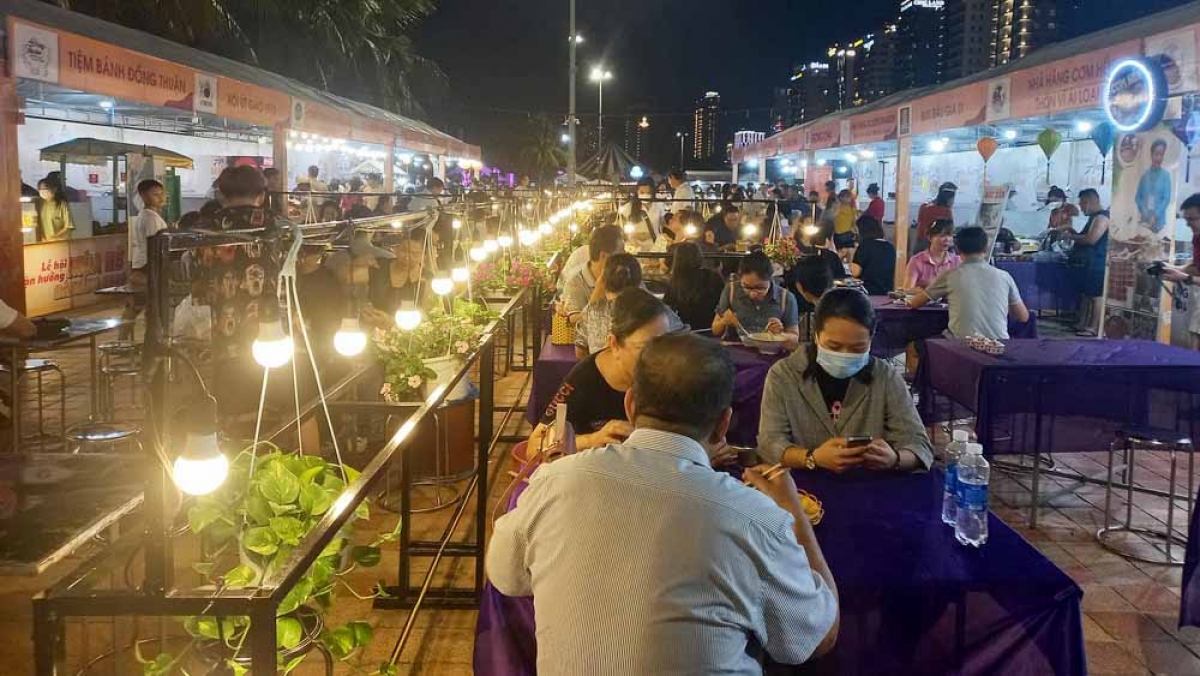 Lễ hội ẩm thực Đ&amp;agrave; Nẵng v&amp;agrave; kh&amp;ocirc;ng gian bia khai tiệc đ&amp;atilde; thu h&amp;uacute;t sự quan t&amp;acirc;m của đ&amp;ocirc;ng đảo người d&amp;acirc;n v&amp;agrave; du kh&amp;aacute;ch đến tham quan v&amp;agrave; trải nghiệm.