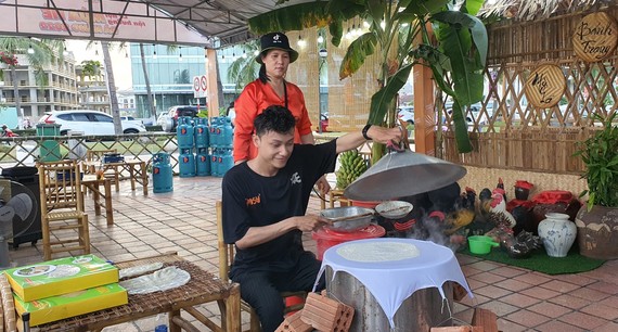 nhiều gian h&amp;agrave;ng đặc sản miền Trung như m&amp;igrave; Quảng, b&amp;uacute;n b&amp;ograve;, b&amp;uacute;n hến Huế, b&amp;aacute;nh x&amp;egrave;o B&amp;igrave;nh Định, nem lụi, gỏi cuốn&amp;hellip; c&amp;ugrave;ng đặc sản nổi tiếng c&amp;aacute;c v&amp;ugrave;ng miền như hủ tiếu Sa Đ&amp;eacute;c, phở Th&amp;igrave;n L&amp;ograve; Đ&amp;uacute;c g&amp;oacute;p mặt chi&amp;ecirc;u đ&amp;atilde;i du kh&amp;aacute;ch trong kh&amp;ocirc;ng gian ẩm thực ba miền.